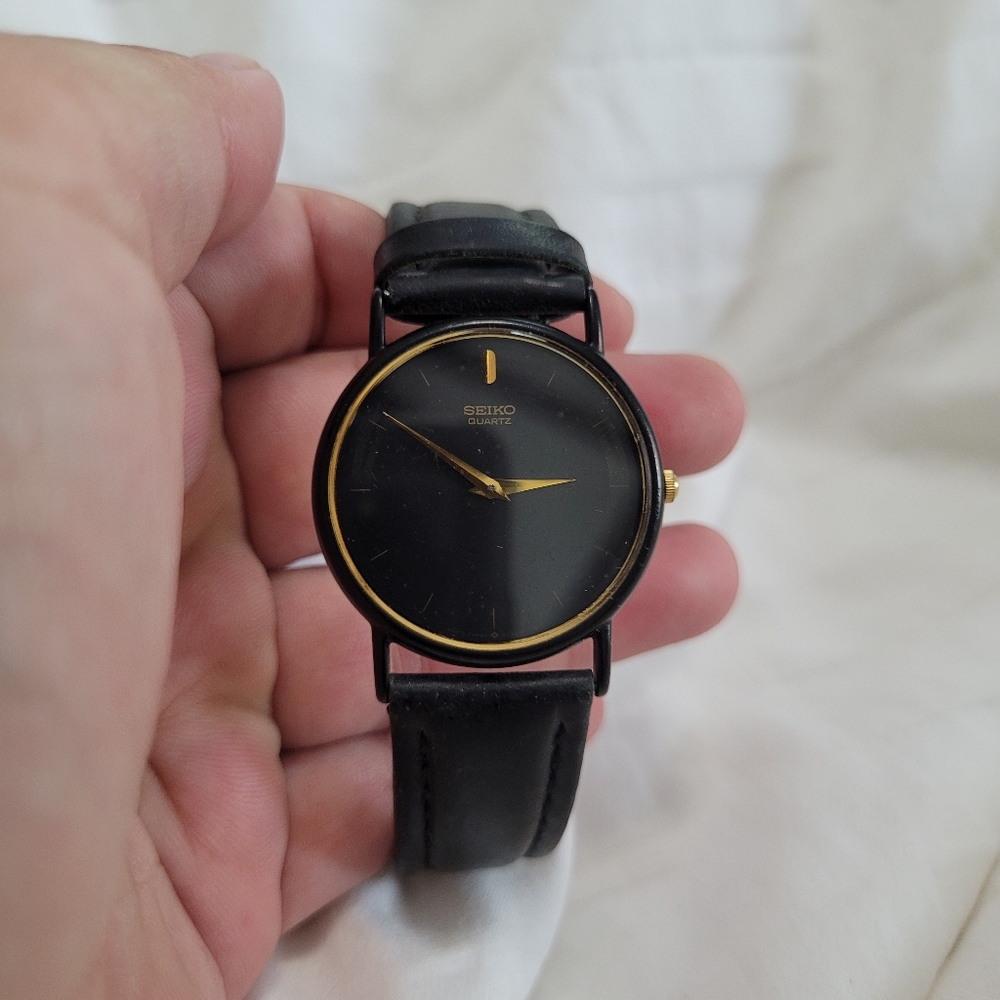 Vintage Seiko Thin Sleek Black and Gold Leather Dakota Watch 5730-7039 U…